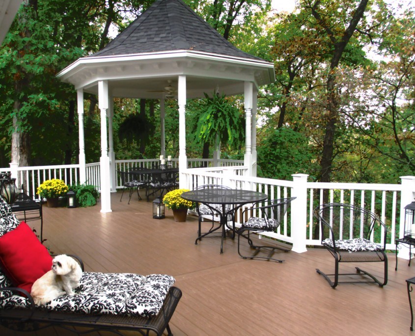 Gossen PVC deck with Timbertech Railing