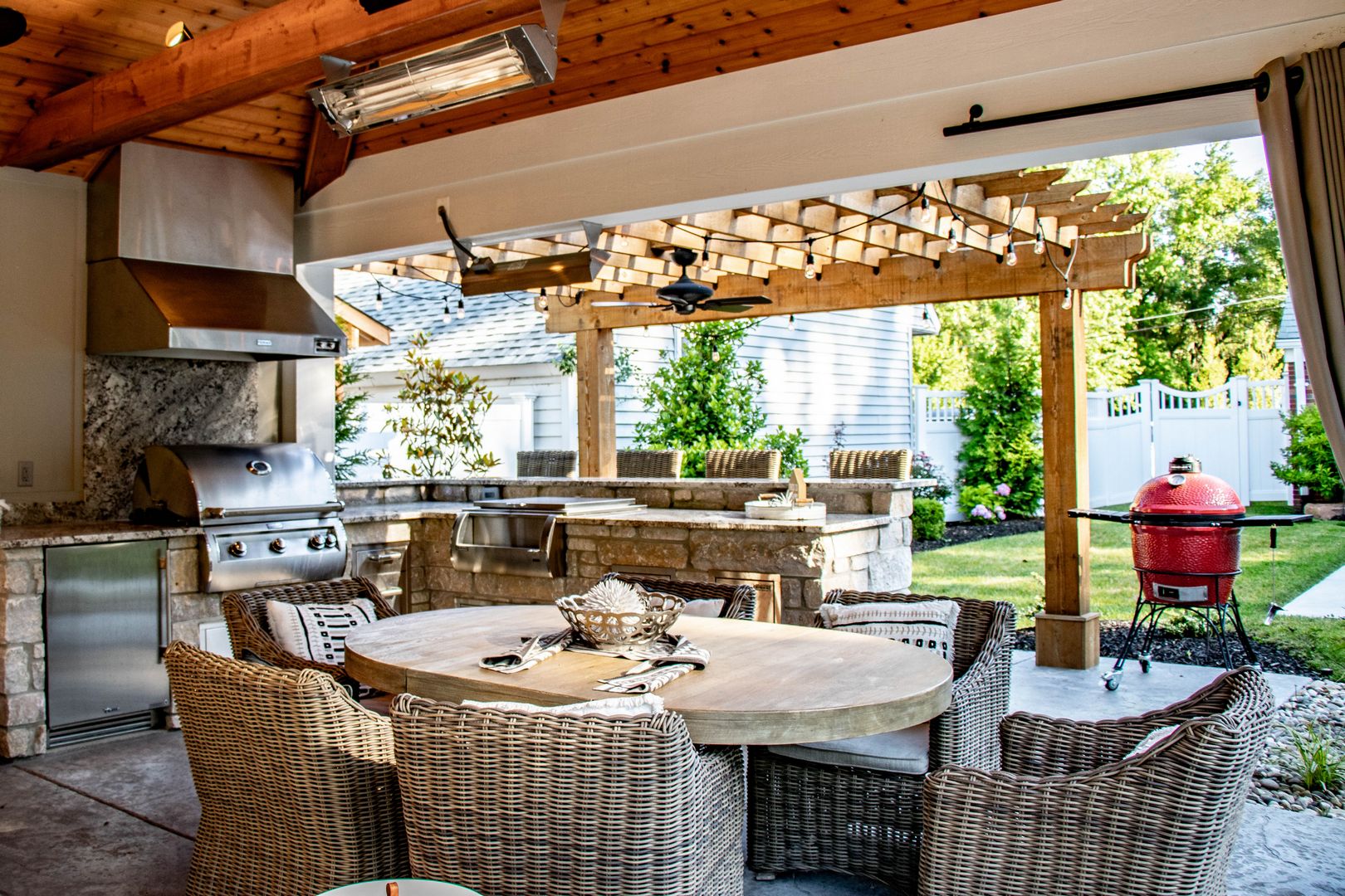 best outdoor dining area with comfortable seating for a family to enjoy