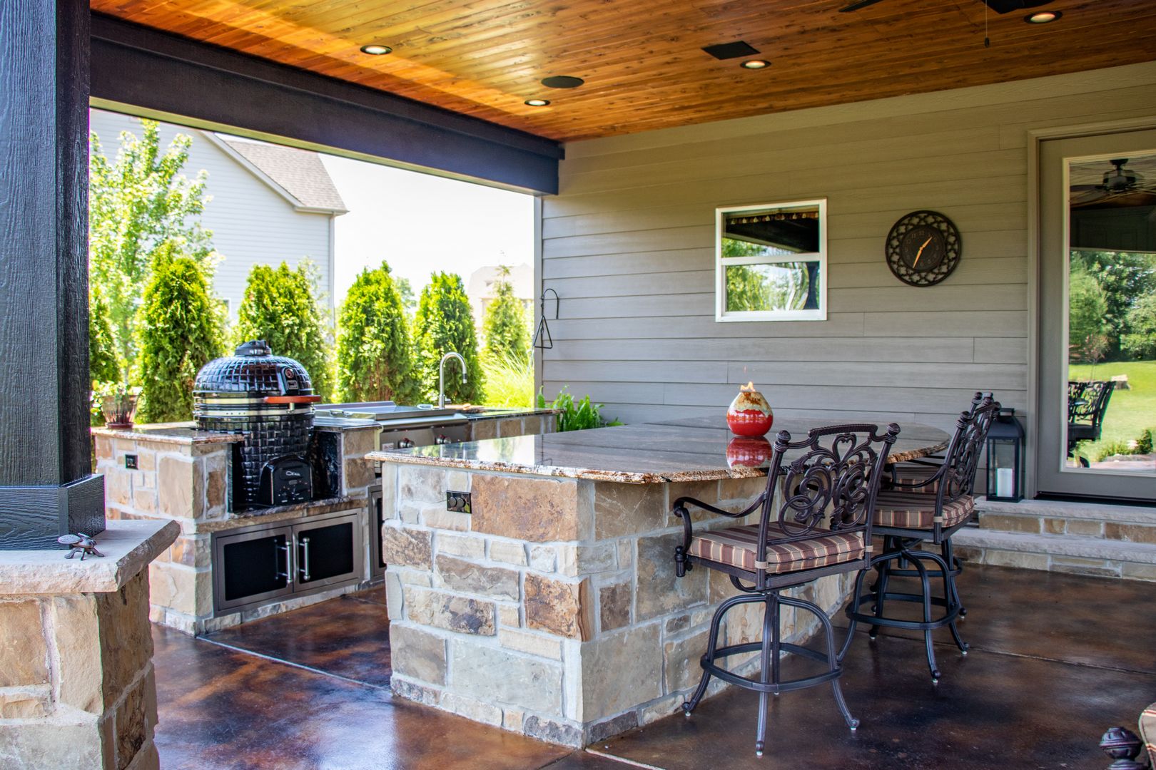 outdoor kitchen and bar area